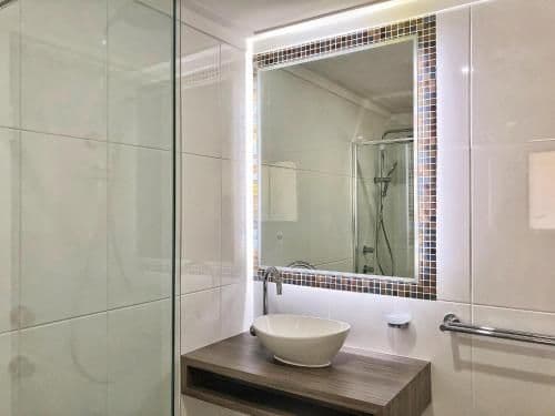 Deluxe Queen Suite