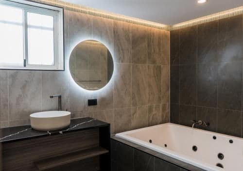 Deluxe Suite with Spa Bath