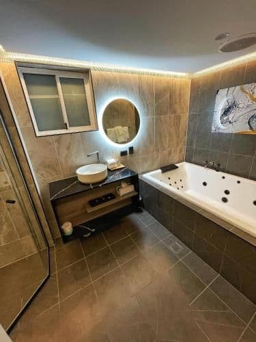 Deluxe Suite with Spa Bath