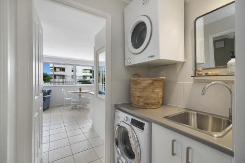 Renovated Moololaba Unit 100m To Beach1