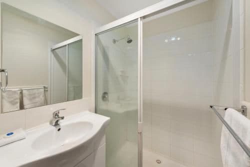 Deluxe 2 Bedroom Cabin - Sleeps 6