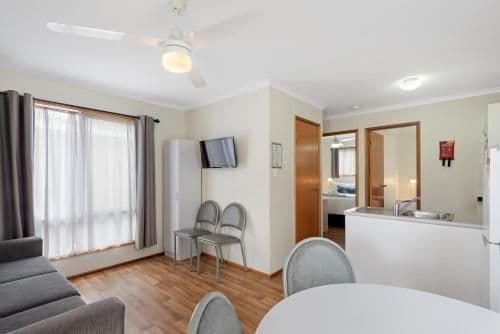 Deluxe 2 Bedroom Cabin - Sleeps 6