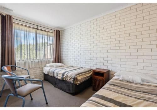 Standard Motel Room - Sleeps 4