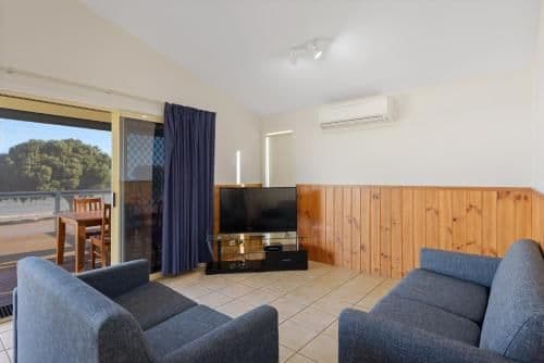 Deluxe 2 Bedroom Cabin - Sleeps 6