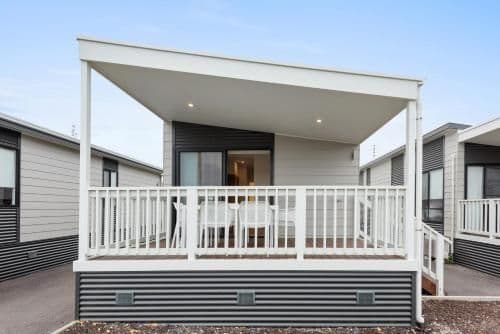 Deluxe 2 Bedroom Waterfront Cabin
