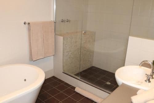 Banksia Suite with Spa Bath