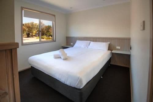 Deluxe 2 Bedroom Cabin - Sleeps 6