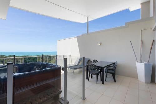 Three Bedroom Ocean View Penthouse with Jacuzzi