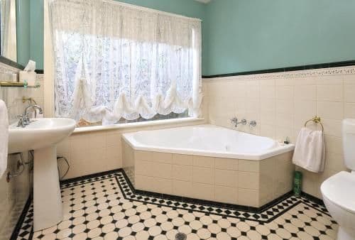 Studio with Spa Bath