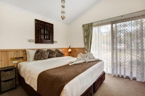 Family Cabin with Spa Bath