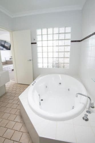 Deluxe King Spa Room