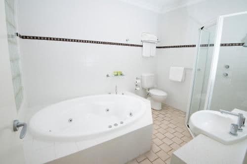 Deluxe King Spa Room