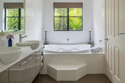 Deluxe One-Bedroom Cottage