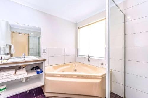 Three Bedroom Spa Apartment (Full Kitchen and Laundry)