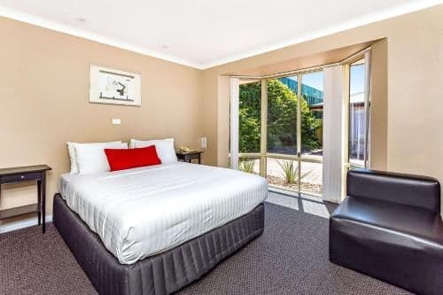Three Bedroom Spa Apartment (Full Kitchen and Laundry)
