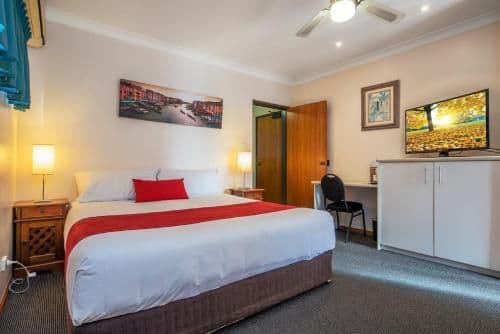Deluxe King Suite with Kitchen