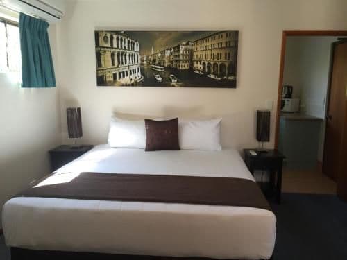 Deluxe King Suite with Kitchen