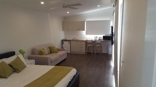 Lara Lodge3