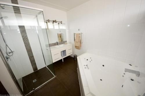 ริเวอร์ไซด์ โอเชียน โกรวฟ โมเต็ล สวีทส์ แอนด์ ฮอลิเดย์ คาบินส์ (Riverside Ocean Grove Motel Suites and Holiday Cabins)3
