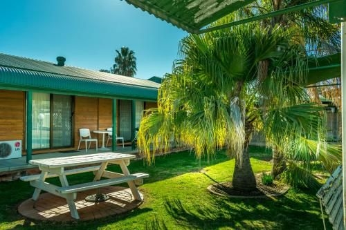 เดนิลิควิน คันทรี คลับ มอเตอร์ อินน์ (Deniliquin Country Club Motor Inn)1