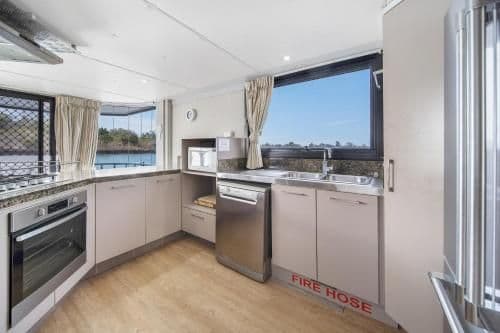 Houseboat with Hot Tub - The Prestige