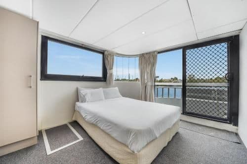 Houseboat with Hot Tub - The Prestige