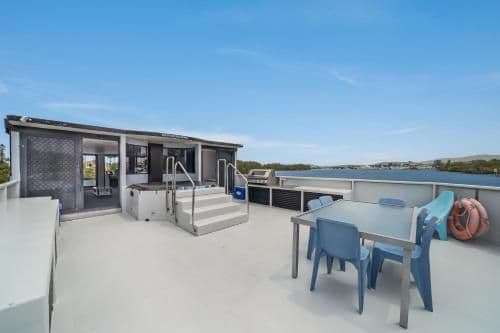 Houseboat with Hot Tub - The Prestige