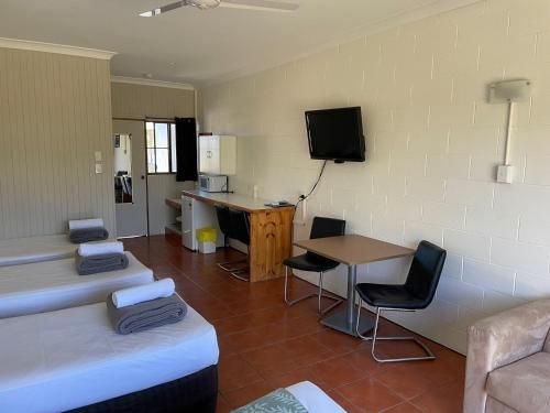 Bowen Arrow Motel2