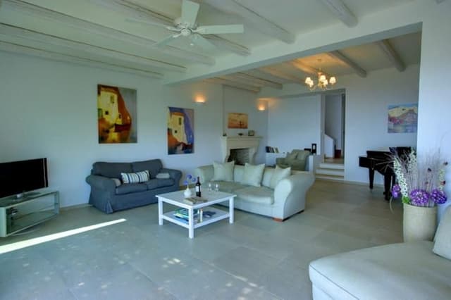 VILLA WITH PRIVATE POOL
