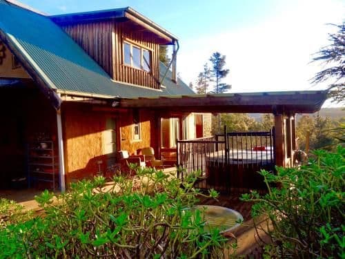 Large Two-Bedroom Cottage with Private Hot Tub - Saturna
