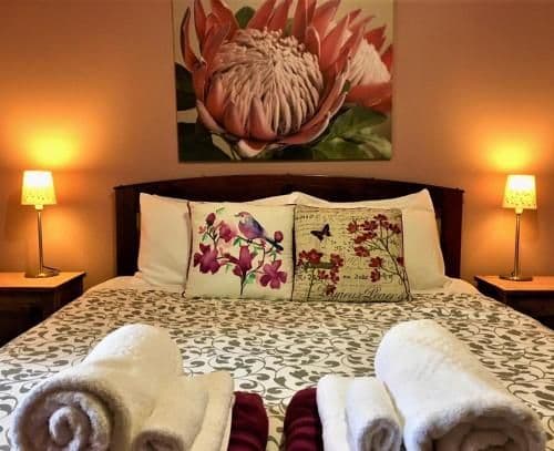 Large Three-Bedroom Cottage with Private Hot Tub - Salt Spring