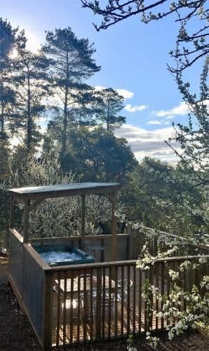 Large Three-Bedroom Cottage with Private Hot Tub - Salt Spring