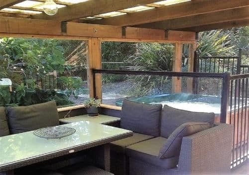 Large Two-Bedroom Cottage with Private Hot Tub - Saturna