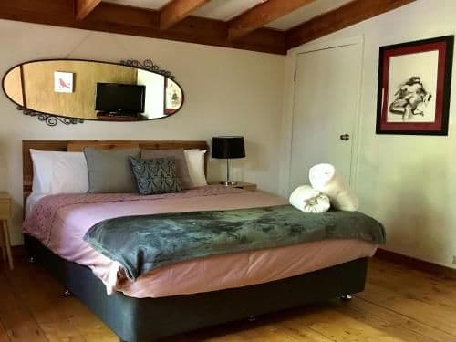 Large Two-Bedroom Cottage with Private Hot Tub - Saturna