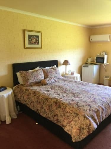 Deluxe Queen Studio - Motel Room 4