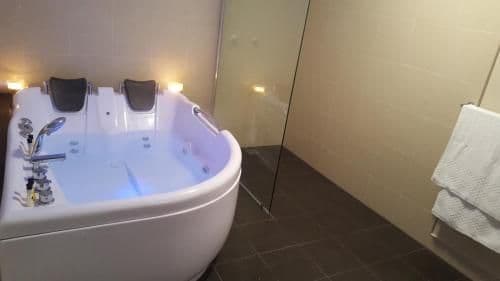 Cottage with Spa Bath