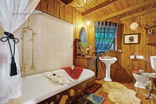 Deluxe Suite with Spa Bath - Music Room