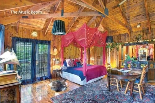 Deluxe Suite with Spa Bath - Music Room