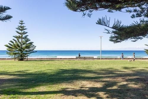 Lovely 3-Bed Unit with Balcony Facing Manly Beach (Breath-taking Ocean Front Apartment)2
