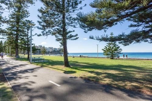 Lovely 3-Bed Unit with Balcony Facing Manly Beach (Breath-taking Ocean Front Apartment)1