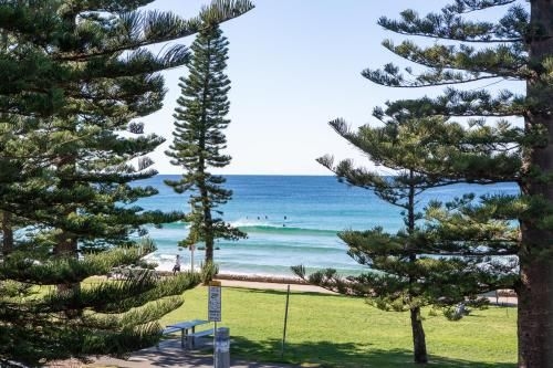 Lovely 3-Bed Unit with Balcony Facing Manly Beach (Breath-taking Ocean Front Apartment)3