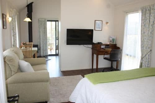 One-Bedroom Cottage with King Bed