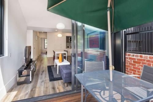 Cosmo Stays - Spacious 3-bedroom Deluxe Townhouse0