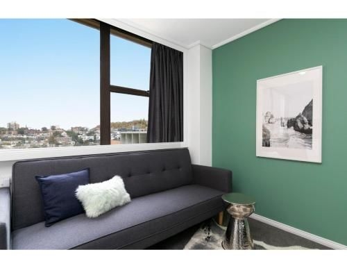 Bright, modern studio steps from the action (Bright, Modern Studio Steps From The Action)0