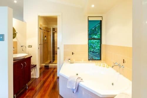 Large Cottage with Spa Bath