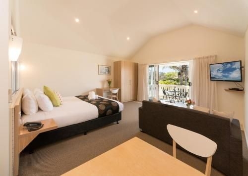Boathouse Resort Studios and Suites4