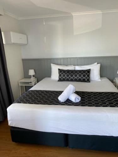 Deluxe King Room with Kitchenette