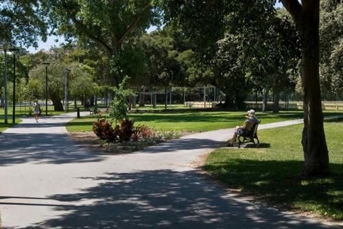 Inner-City apartment minutes walk to dining hubs (Inner-City Apartment minutes walk to Dining Hubs)2