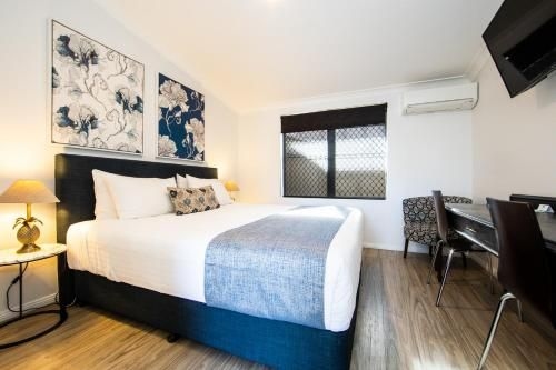 New England Motor Lodge0