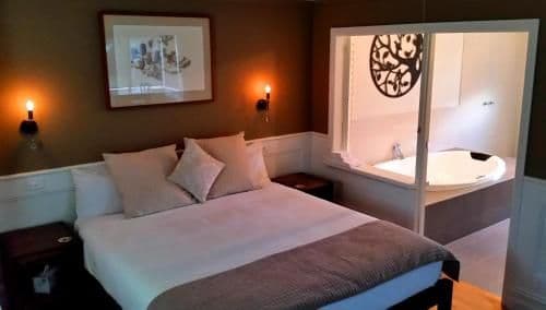 Deluxe One-Bedroom Cottage - Country